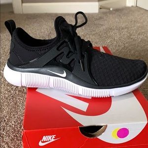 Black Nike tennis shoes